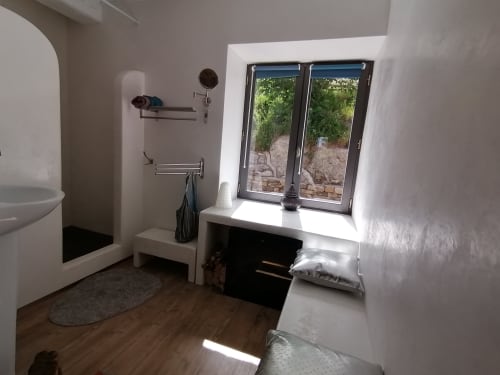 Chambre moderne à la maison d'hôtes Saint Etienne avec vue montagne, portes-fenêtres, bureau et murs blancs contemporains