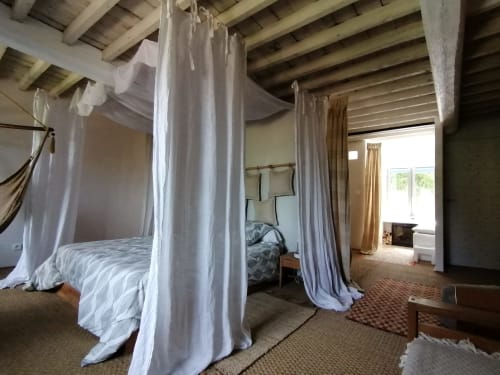 Chambre élégante avec lit à baldaquin blanc voilé, poutres apparentes, vue montagne et accès balcon au Furanelle BnB, Saint