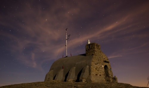 Refugio Zabala a los pies del pico de Peñalara y la loma de Dos Hermanas y muy cerano a la Laguna Grande.