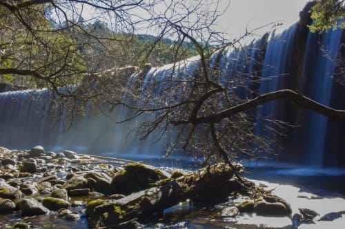 Presa del Pradillo a su paso por Rascafría en el curso del río Lozoya o arroyo de la Angostura.
