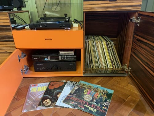 Aberley House - Guest house - Beach Lawn Terrace - Liverpool - United Kingdom -  listening music