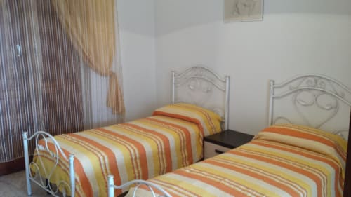 Emblema Appartamento 03 | Emblema Apartments Case Vacanza Torre Suda, Puglia, Gallipoli, Salento, mare, Maldive del Salento, letto matrimoniale, letti singoli, cucina, bagno privato