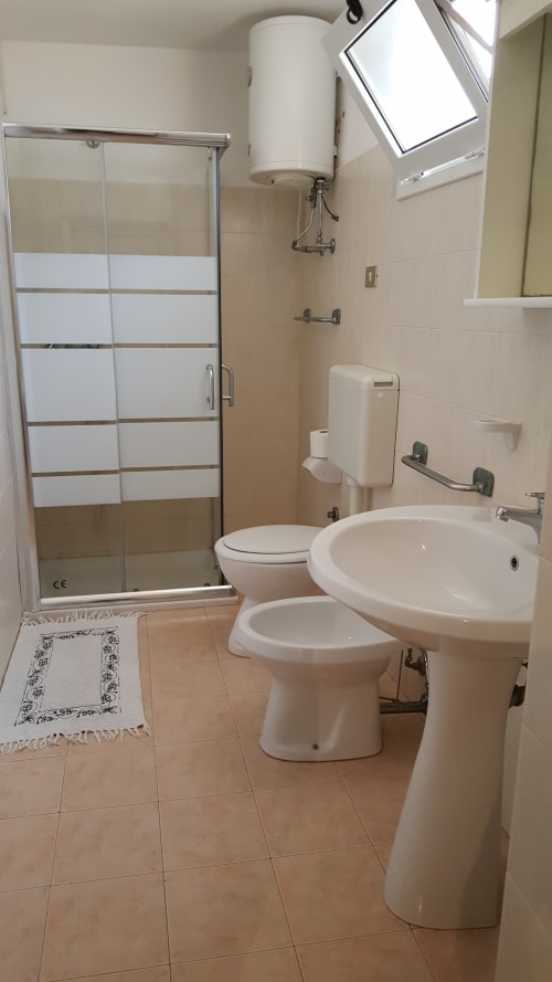 Emblema Appartamento 03 | Emblema Apartments Case Vacanza Torre Suda, Puglia, Gallipoli, Salento, mare, Maldive del Salento, letto matrimoniale, letti singoli, cucina, bagno privato