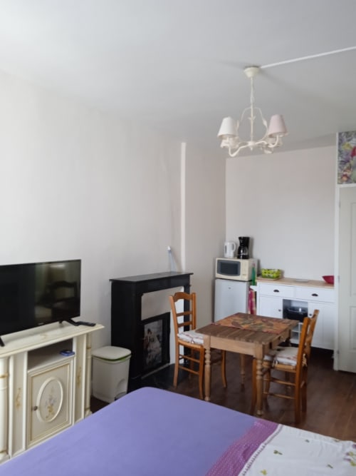 Chambre double confortable aux Clématites en Cotentin avec coin repas, kitchenette, TV et équipements modernes
