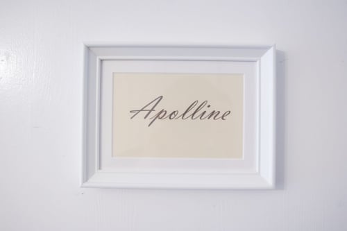 Calligraphie encadrée 'Apolline' dans un cadre blanc au gîte Manoir Le Coutureau à Rouffignac de Sigoules