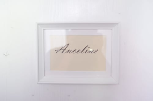 Calligraphie encadrée avec le nom « Anceline » dans un cadre à bordure blanche au gîte Manoir Le Coutureau à Rouffignac de
