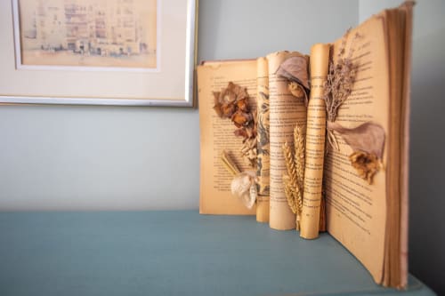 Livres anciens et fleurs séchées au Manoir Le Coutureau, gîte de charme en Périgord