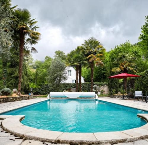 Piscine chauffée, terrain de pétanque au fond du jardin, moulin transformé en spa pour un séjour de détente et de bien-être