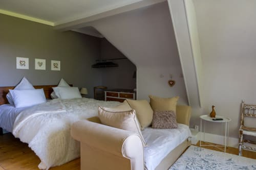 The living area of ​​the Les Rêveurs studio features a convertible sofa with high-quality Italian bedding, ideal for 2 to 4 people.