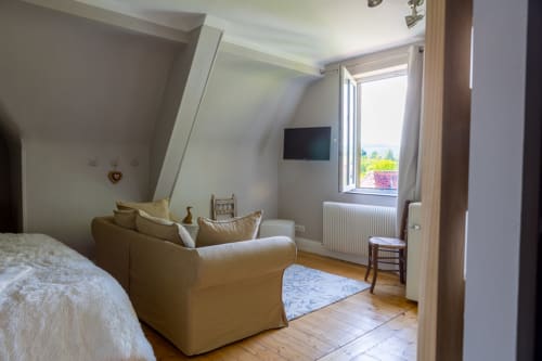 The spacious and cozy living area of ​​the Les Rêveurs studio, blending old-world charm and modern comfort in Flexbourg.