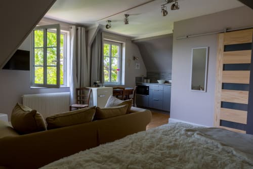 Kitchenette équipée et coin repas convivial pour un séjour en toute autonomie au Clos d'Azel, Bas-Rhin.