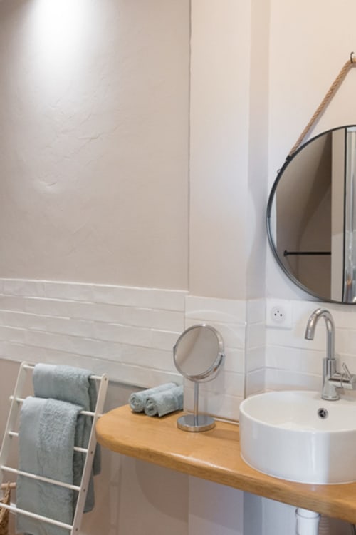 Modern and practical bathroom with walk-in shower, adjoining the studio version guest room Les Rêveurs.