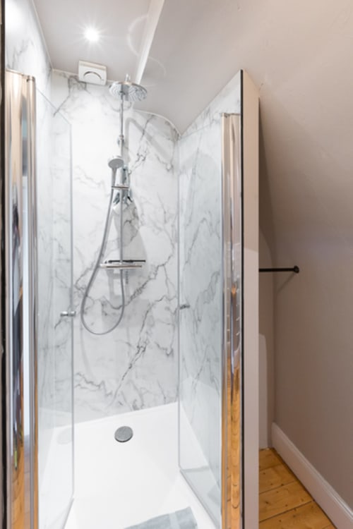 Walk-in shower for the Dreamers studio, decorated with quality materials under beautiful sloping ceilings