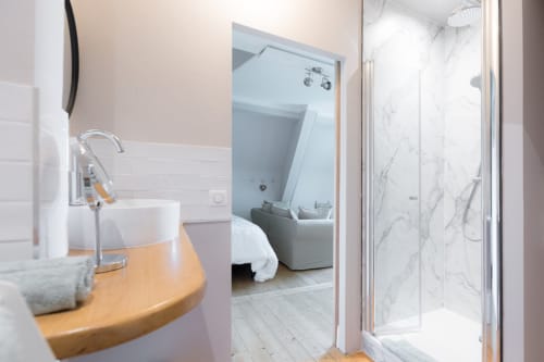 Modern and practical bathroom with walk-in shower, decorated with quality materials for the guest room equipped as a studio Les Rêveurs.
