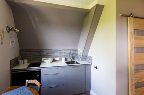 Détail architectural et mobilier cosy sous les combles de notre studio pour un week-end en amoureux ou en famille.