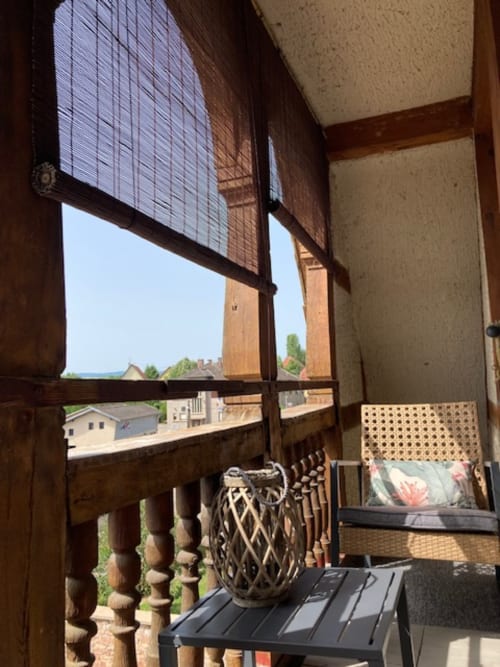Espace extérieur privé avec mobilier de jardin et vue imprenable sur le vignoble et les collines.