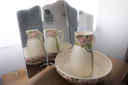 Coiffeuse de la grande salle de bain familiale. Chambres d’hôtes de la Suite les Voyageurs du Clos d’Azel