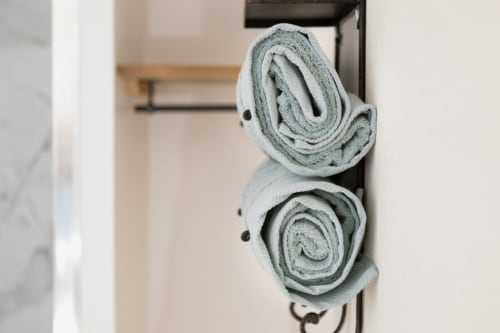 Porte serviettes en fer forgé et serviettes moelleuses.