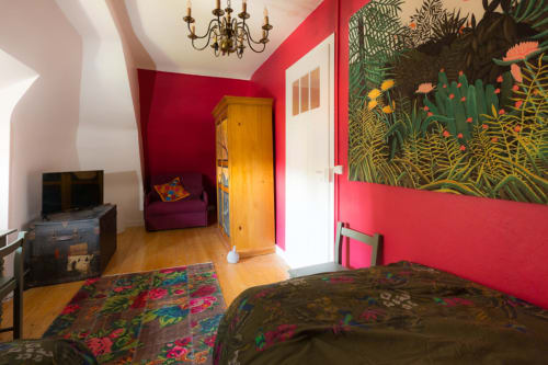 Détail sur la tenture signée Rousseau et qui habille les murs de la chambre d’hôtes dédiée aux enfants ou aux amis séjournant dans la suite Les Voyageurs du CLos d’Azel à Flexbourg