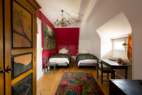Vue d’ensemble de la seconde chambre d’hôtes de la suite Les Rêveurs avec sa décoration colorée et moderne associée à du mobilier traditionnel, le tout en harmonie. Un cocon dans le vignoble alsacien.