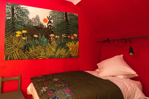 Détail de décoration soignée et éclairage chaleureux créant une ambiance cocooning dans la suite
