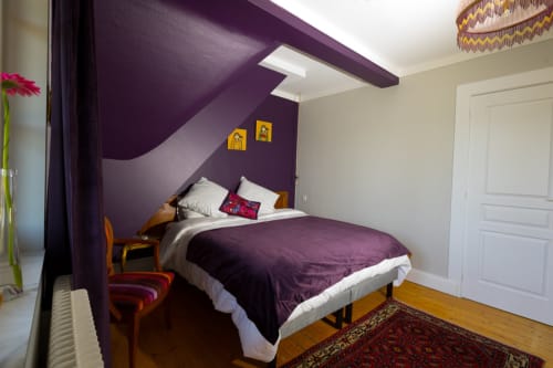 Première chambre spacieuse de la Suite Les Voyageurs, idéale pour un séjour en famille proche de Strasbourg.