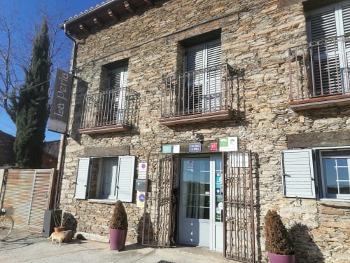 Maison de campagne Casa Rural La Perla, chalet en pierre à Hiendelaencina avec balcons et volets