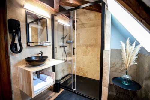 Douche à l'italienne dans un esprit industriel et naturel