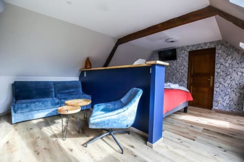 notre suite "Hautacam" créée dans les combles est équipée de la climatisation, télé écran plat, wifi dans tout le domaine, peignoir pour vous rendre à la piscine chauffée ou au spa