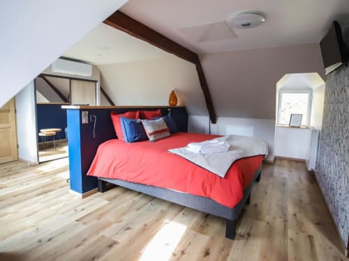 Notre suite "Hautacam" vous apportera le confort d'une chambre avec vue sur la vallée de Gavarnie et sur notre parc arboré d'arbres centenaires