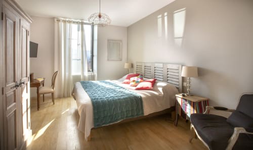 Chambre lumineuse à La Maison De Siloe avec vue montagne, literie turquoise, parquet et lumière naturelle
