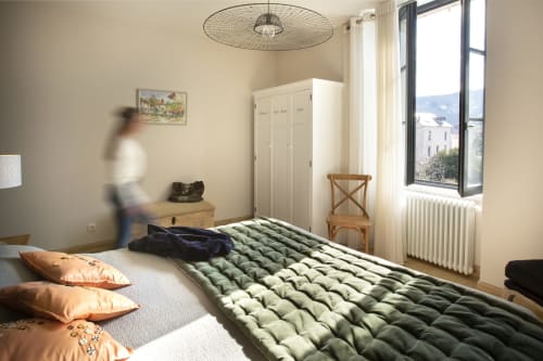 Chambre lumineuse à La Maison De Siloe à Villefranche de Rouergue avec lit queen, armoire et vue sur les fenêtres