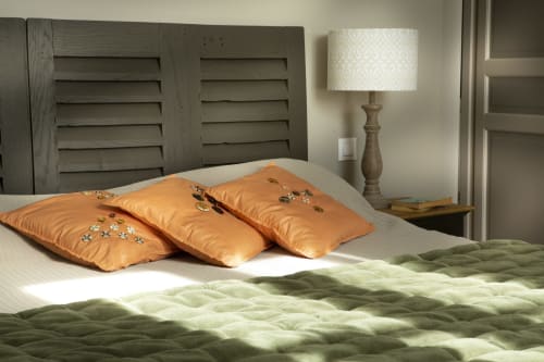 Chambre à La Maison De Siloe à Villefranche de Rouergue avec coussins décoratives orangés et courtepointe verte
