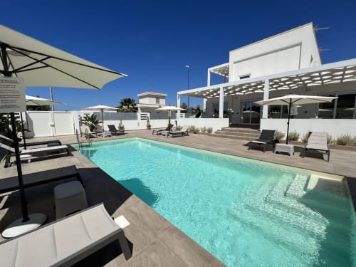 Elite Luxury Residence | Emblema Appartamenti Case Vacanza Torre Suda, Puglia, Gallipoli, Salento, piscina, vacanze, mare, Maldive del Salento, lettini, ombrelloni