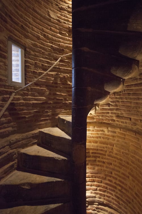Scala in pietra a spirale con ringhiera in corda a La Tour du Capitole, Tolosa, Francia