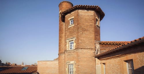 La Torre del Capitole, torre in mattoni con tetto decorativo a Tolosa, Francia