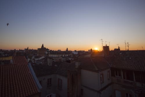 Vista del tramonto sui tetti di Tolosa dalla Torre del Capitolo, con lo skyline della città e i campanili delle chiese visibili