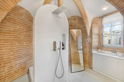 Bagno moderno con archi in laterizio a vista, doccia walk-in, vanità bianca e finestra a La Tour Du Capitole, Toulouse