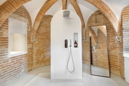 Bagno moderno con muri in mattoni ad arco e doccia a pioggia all'hotel boutique La Tour Du Capitole a Tolosa