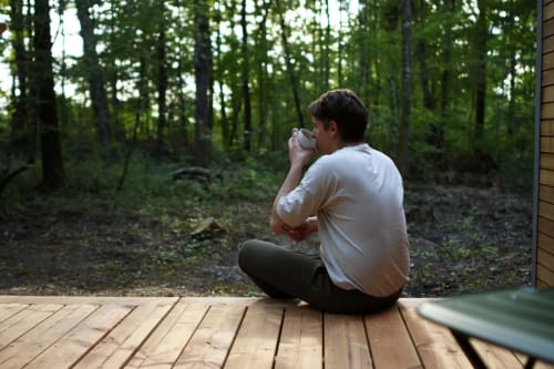 un café en pleine foret sur la terrasse de la Tiny House Inspire en Berry Sologne