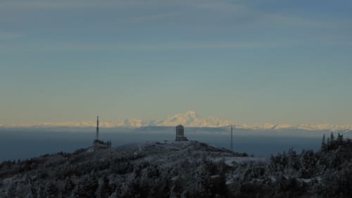 Pics enneigés visibles depuis la terrasse du gîte Furanelle, Saint-Étienne France, avec pylônes de communication