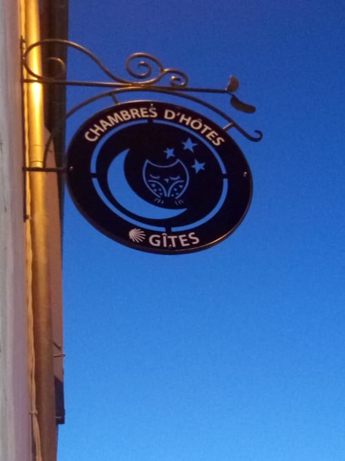 Enseigne en fer forgé ouvragé pour Chambres d'Hôtes Gîtes avec lune croissante et étoiles, La Maison De Siloe, Villefranche de