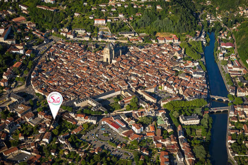 Vue aérienne de Villefranche de Rouergue avec localisation de La Maison De Siloe et la ville médiévale environnante avec rivière