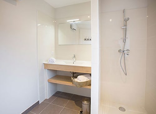 Salle de bain moderne à La Maison De Siloe avec meuble vasque en bois, miroir et douche à l'italienne à Villefranche de Rouergue