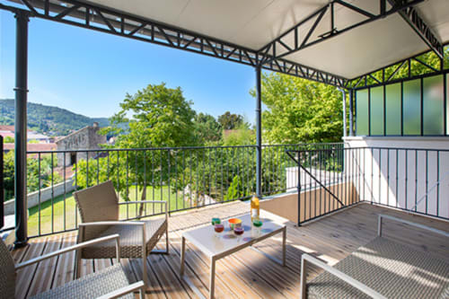 Spacieux balcon à La Maison De Siloe avec sièges, table et vues panoramiques de Villefranche de Rouergue