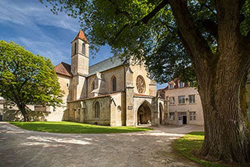 Église médiévale et cour de La Maison De Siloe, maison d'hôtes à Villefranche de Rouergue, France