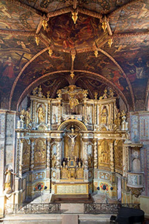 Autel et iconostase dorés ornementés de la chapelle La Maison De Siloé, Villefranche-de-Rouergue
