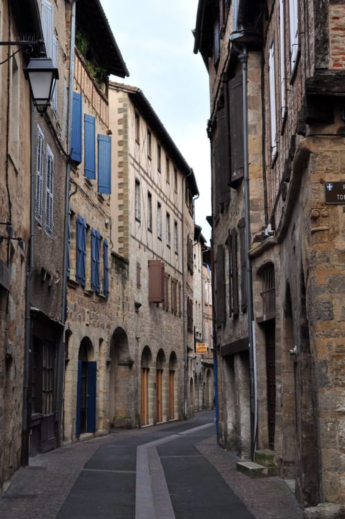 Rue médiévale pavée à Villefranche de Rouergue, lieu de la maison d'hôtes La Maison De Siloe