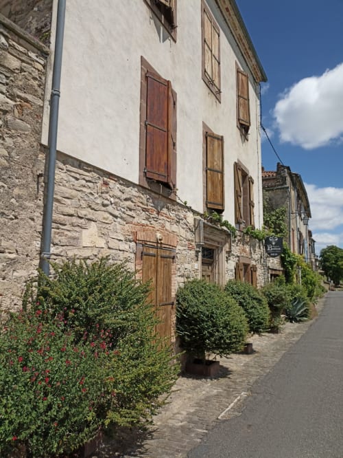 Ancienne maison en pierre avec volets en bois, gîte La Maison De Siloe à Villefranche de Rouergue, France
