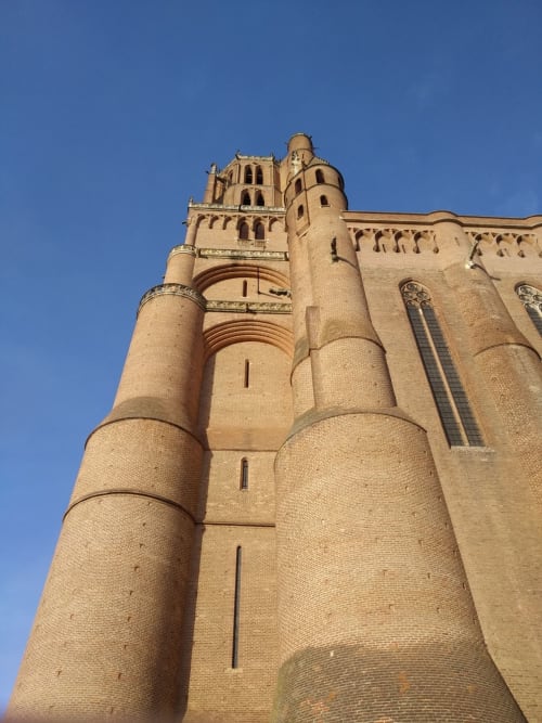 Tour de cathédrale en briques médiévales à Villefranche-de-Rouergue, près de La Maison De Siloe